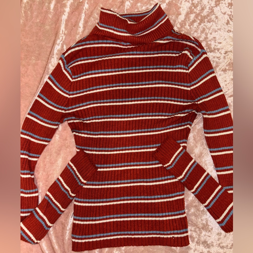 Ribbed orange long sleeve turtle neck.
